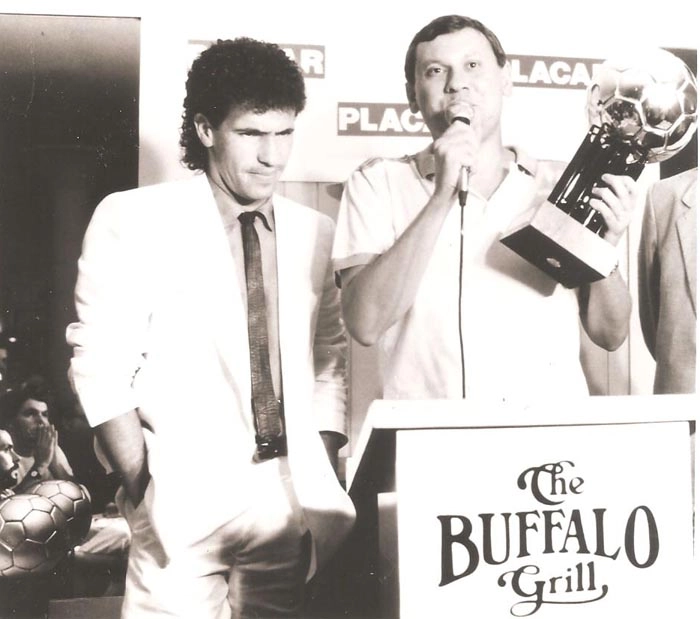 Bola de Prata da Revista Placar de 1986. Milton Neves preparando-se para entregar o prêmio a Careca, na Churrascaria Buffalo Grill