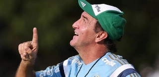 Palmeiras flerta com a degola. A culpa não era de Eduardo Baptista?