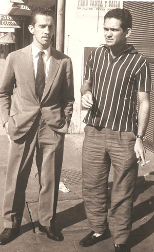 Valdir Joaquim de Moraes e Humberto Tozzi em Lima, capital do Peru, durante excursão do Palmeiras. Os jogadores aproveitaram uma folga para passear pela cidade. Tozzi, tranquilo, fuma seu cigarro. Foto: arquivo de Valdir Joaquim de Moraes