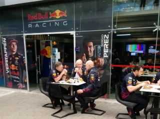 Christian Horner, Helmut Marko e Adrian Newey fazem o desjejum na manhã deste sábado. Foto: Marcos Júnior Micheletti/Portal TT