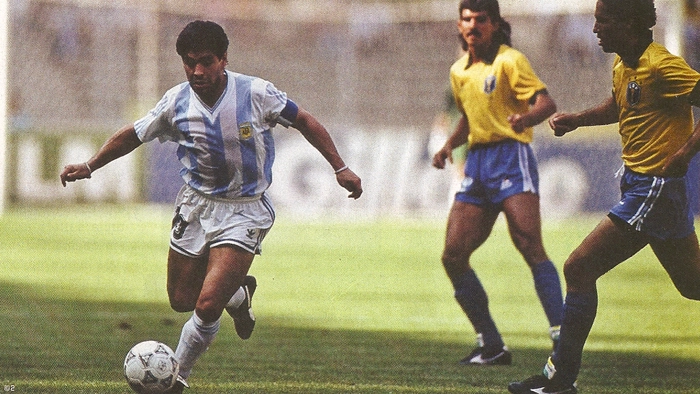 Maradona carrega a bola com sua ótima perna esquerda enquanto Ricardo Rocha e Careca o observam. Foto reprodução da Revista Placar