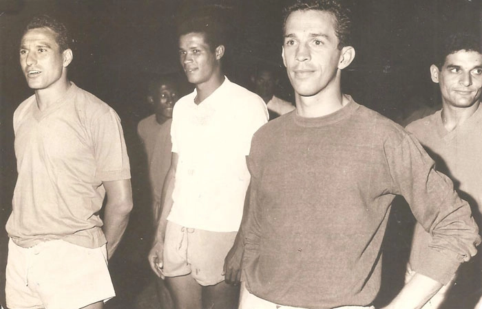 Valdemar Carabina, Djalma Santos (atrás), Servílio, Valdir Joaquim de Moraes e Paulo Leão. Foto: arquivo de Valdir Joaquim de Moraes