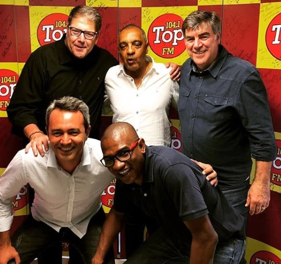 Equipe esportiva da Top FM, em 2019: Em pé: Luciano Faccioli, Basílio e Zetti. Agachados: Weber Lima e César Sampaio