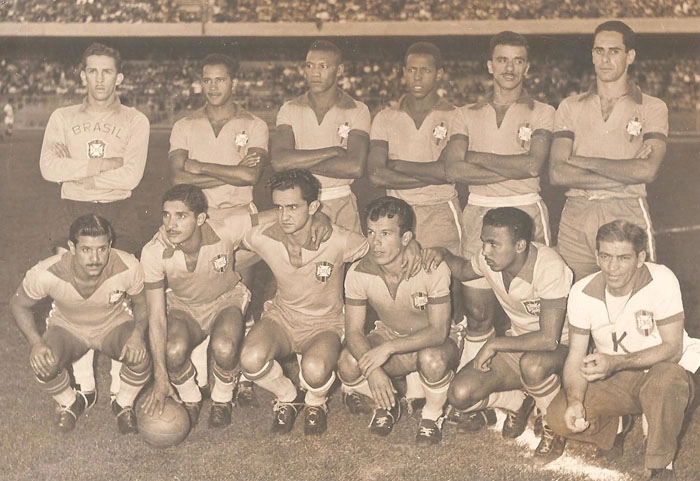 Em 18 de março de 1956 a Seleção Brasileira representada por jogadores do Internacional, Grêmio e Renner enfrentou a Seleção Argentina pelo Pan-Americano. O jogo foi realizado no Estádio Universitário, na Cidade do México. Empate em 2 a 2, gols de Chinesinho e Ênio Andrade. José Yudica e Enrique Sivori marcaram para os argentinos. Na foto da seleção canarinho, em pé, da esquerda para a direita: Valdir Joaquim de Moraes, Oreco, Florindo, Odorico, Ênio Rodrigues e Duarte. Agachados: Luizinho, Bodinho, Larry, Ênio Andrade e Chinesinho. Foto: arquivo de Valdir Joaquim de Moraes