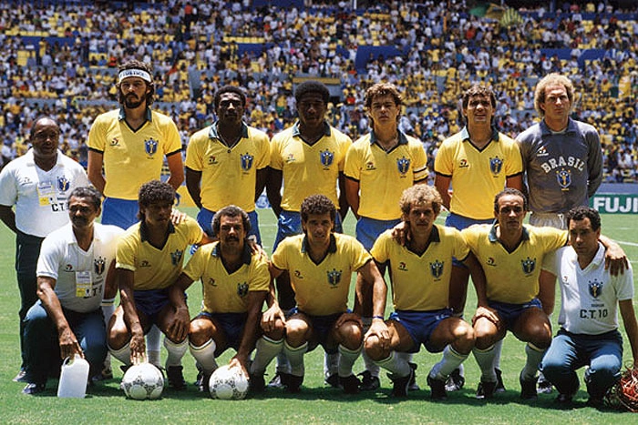 Seleção Brasileira antes do jogo contra a Polônia, no Estádio Jalisco.. na Copa do México, em 1986. Em pé, da esquerda para a direita, após membro da comissão técnica, temos Sócrates, Josimar, Júlio César, Edinho, Branco e Carlos. Agachados: o massagista Nocaute Jack, Muller, Júnior, Careca, Alemão, Elzo e o roupeiro Ximbica. Foto enviada por Jackson Sala