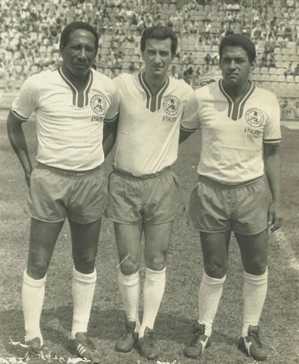 Um trio de ouro, jogando pela equipe de master dos Milionários, no início dos anos 80. Da esquerda para a direita: Djalma Santos, Dudu e Garrinha. Foto enviada por Tico Cassola