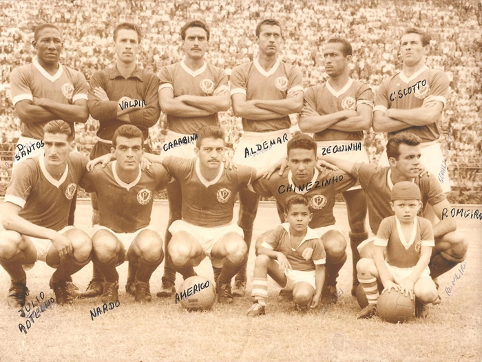 Em pé, da esquerda para a direita: Djalma Santos, Valdir Joaquim de Moraes, Valdemar Carabina, Aldemar, Zequinha e Geraldo Scotto. Agachados. Julinho Botelho, Nardo, Américo Murolo, Chinesinho e Romeiro. Foto: arquivo de Valdir Joaquim de Moraes