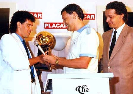 Milton Neves entrega o prêmio Bola de Ouro, da revista Placar, para o goleador Careca, em 1986. Juca Kfouri observa. O evento foi de um profundo amadorismo nos fundos do saudoso restaurante Búfalo Grill, nos Jardins, em São Paulo. Eu, Milton Neves, fui 