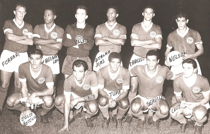 Em pé, da esquerda para a direita: Ferrari, Reinaldo Lapão, Valdir Joaquim de Moraes, Djalma Dias, Tarciso e Nelson. Agachados: Julinho Botelho, Vavá, Tupãzinho, Servílio e Cruz. Foto: arquivo de Valdir Joaquim de Moraes