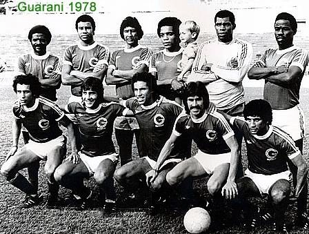 E aqui está uma das formações do timaço do Guarani de 1978, campeão do Brasileirão daquele ano. Em pé: Zé Carlos, Gomes, Édson, Mauro Campos, Neneca e Miranda. Agachados: Capitão, Renato, Careca, Zenon e Bozó.