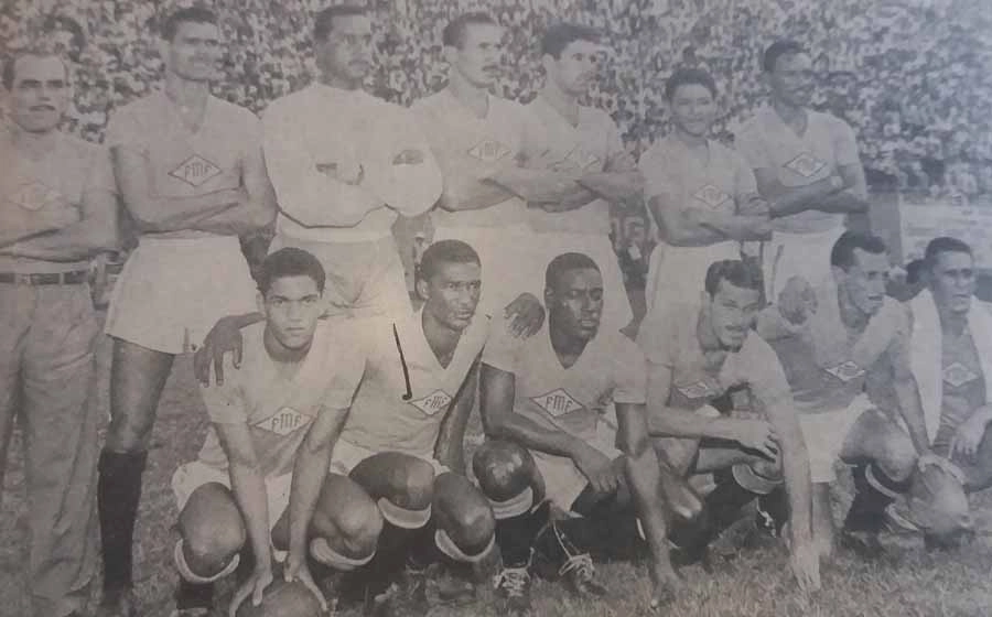 Seleção carioca que venceu Minas Gerais por 4 a 0, no Brasileiro de Seleções de 1955. Em pé: Olavo (massagista), Mirim, Osni, Pinheiro, Nilton Santos, Dequinha e Osvaldinho. Agachados: Garrincha, Didi, Leônidas da Selva, Ademir e Nivio.