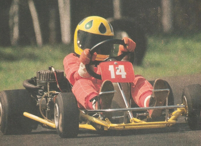 Guiando kart em 1983, com o capacete 