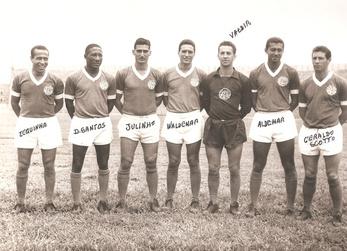 Alguns jogadores alviverdes posando na década de 50. Da esquerda para a direita: Zequinha, Djalma Santos, Julinho Botelho, Valdemar Carabina, Valdir Joaquim de Moraes, Aldemar e Geraldo Scotto. Reparem no calção de Valdir, acolchoado nas laterais. Foto: arquivo de Valdir Joaquim de Moraes