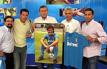 Golaço homenageia o goleador Careca com pôster e camisa do italiano Napoli. Da esquerda para a direita: Marco Aurélio Cunha, Careca. Milton Neves, Fábio Sormani e Oscar Roberto Godoi.