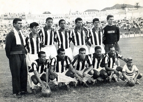 A Prudentina antes de uma partida, equipe que tanta saudade deixou para os amantes do futebol. Em pé, Tarciso é o segundo da esquerda para a direita, Vicente é o quarto e Siquieris é o penúltimo; agachados estão Zuíno, Orlando (que também jogou na Lusa), Cabelo, Diamante e Oliveira, pai do grande atacante Careca