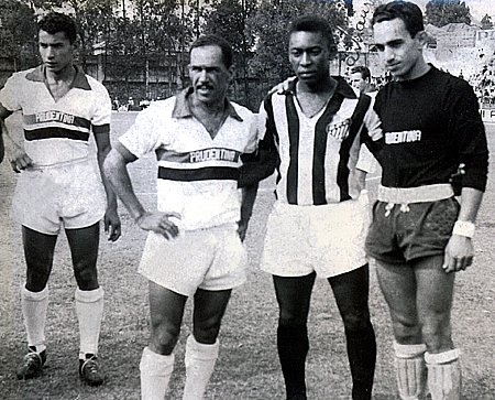 Presidente Prudente (SP), em 1960, antes de um Prudentina x Santos: Vicente, Oliveira (pai do grande Careca), Pelé e Ubaldo