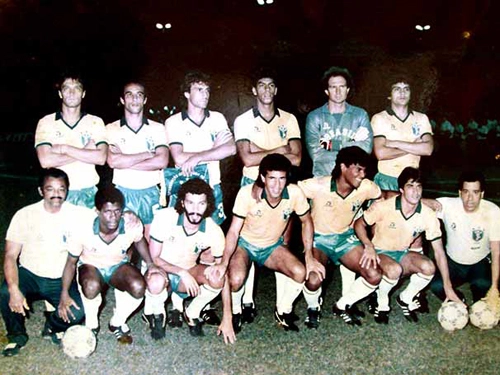 Uma seleção brasileira em 1986, pouco antes da Copa do Mundo do México. Em pé: Leandro, Elzo, Oscar, Mozer, Carlos e Branco. Agachados: Nocaute Jack (massagista), Marinho, Sócrates, Careca, Muller, Edivaldo e o roupeiro Ximbica. A foto foi enviada por Alessandro Lazarini Silveira.
