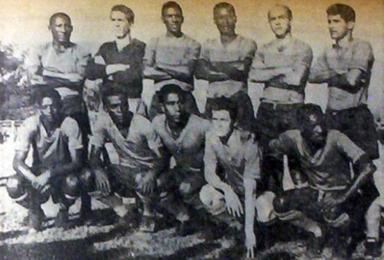 Em 1966, a seleção vestiu seu segundo uniforme. Em pé, da esquerda para a direita: Djalma Santos, Valdir Joaquim de Morais, Djalma Dias, Leônidas da Silva, Dino Sani e Paulo Henrique. Agachados, da esquerda para a direita: Paulo Borges, Denílson, Flávio, Parada e Ivair. Foto: Walter Peres