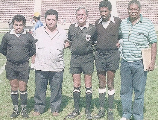 Romualdo, o terceiro da esquerda para a direita, em jogo de futebol amador na querida Ribeirão Preto. Reprodução da Revista Competir, nº 93