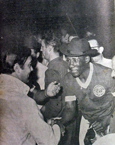 Nesta bela foto, que nos foi enviada pelo internauta Walter Roberto Peres, Djalma Santos aparece cumprimentando o cantor Erasmo Carlos, o 