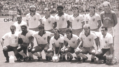 A Seleção Brasileira realizou uma grande campanha na Copa de 1986. No entanto, foi eliminada nas quartas-de-final pela França na disputa de pênaltis. Aqui, vemos Sócrates, Elzo, Julio Cesar, Edinho, Branco e Carlos em pé e Nocaute Jack, Josimar, Muller, Junior, Careca, Alemão e Ximbica agachados
