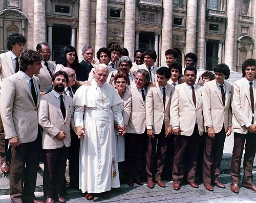 Viagem do Tricolor ao Vaticano, na década de 80. Na fileira da frente, da esquerda para a direita, vemos: Oscar, Marco Aurélio Cunha, Constantino Cury (de óculos), o saudoso papa João Paulo II, mulher não-identificada, Juvenal Juvêncio, Pita, Cilinho, Zé Mário e Casagrande. Na fileira de trás, na mesma ordem: Paulo Roberto, massagista Hélio Santos, mulher não-identificada, Antonio Leme Nunes Galvão (de preto), Geraldo, Abelha, homem grisalho não identificado, Bebeto, Barbirotto (com a mão no ombro de Pita), Careca e Fonseca (atrás, entre Pita e Cilinho)