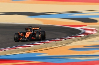 Australiano largou na pole e dominou de ponta a ponta no Sakhir. Foto: McLaren F1
