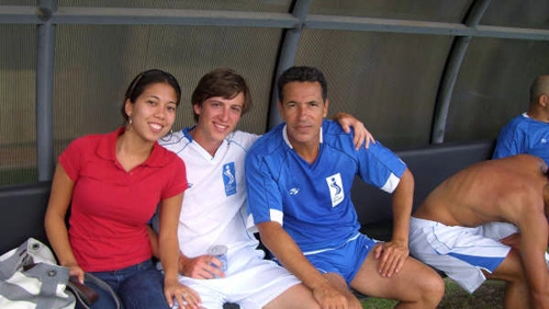 Para ajudar a AACC, Careca fez questão de colocar o uniforme e relembrar seus velhos tempos de goleador.