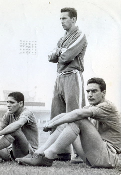 Sentados, aparecem Gildo, à esquerda, e Valdemar Carabina, à direita, enquanto Valdir Joaquim de Moraes está em pé. Foto: Arquivo de Valdir Joaquim de Moraes
