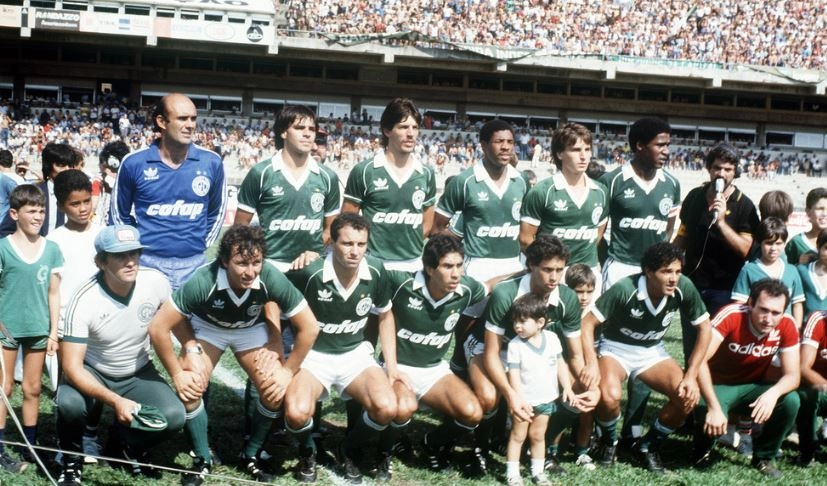 Em pé: o goleiro Valdir Peres, Wilson Gotardo, Giba e Júlio César. Agachados: Neto, Barbieri, Edmar, Evair e Gerson Sodré, antes da partida contra o São Paulo, pela semifinal do Campeonato Paulista de 1985. Foto: Placar