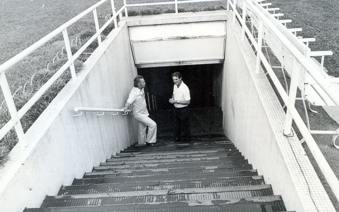 Os amigos Valdir Joaquim de Moraes e Telê Santana aparecem conversando na porta do vestiário de algum estádio brasileiro. Foto: Arquivo de Valdir Joaquim de Moraes