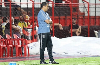 O técnico Fábio Carille durante o jogo contra o Atlético-GO. Foto: Santos F.C/Divulgação