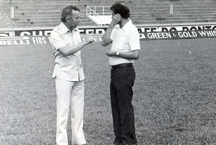 Em algum estádio brasileiro, Valdir Joaquim de Moraes e Telê Santana aparecem conversando. Foto: Arquivo de Valdir Joaquim de Moraes