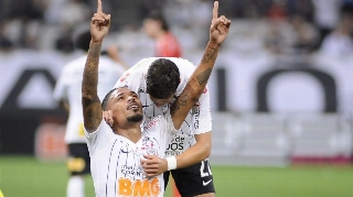 Júnior Urso, do Corinthians, durante partida contra o Goiás pelo Campeonato Brasileiro
