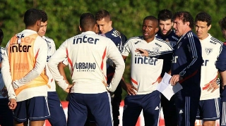Técnico Cuca dá instruções ao elenco do São Paulo durante treino no CT da Barra Funda. Foto: Rubens Chiri/saopaulofc.net/Via UOL