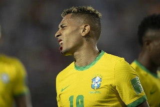 Atacante brasileiro sofreu uma cotovelada do zagueiro argentino e o VAR ignorou a agressão. Foto: Lucas Figueiredo/CBF