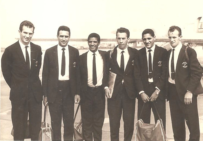 Jogadores palmeirenses com suas bagagens de mão em um aeroporto. Da esquerda para a direita: Picasso, Valdemar Carabina, Tupãzinho, Valdir Joaquim de Moraes, Gildo e Ferrari. Foto: arquivo pessoal de Valdir Joaquim de Moraes