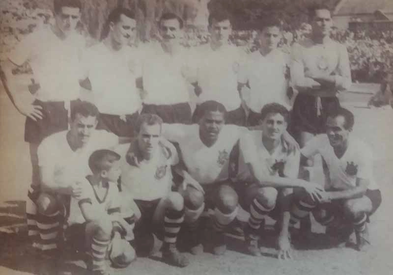 Corinthians campeão paulista de 1954. Em pé: Goiano, Allan, Idário, Homero, Roberto Belangero e Gylmar. Agachados: Claudio, Luisinho, Baltazar, Rafael e Simão