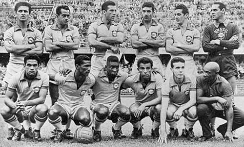 Brasil 1958. Em pé: De Sordi, Zito, Bellini, Nilton Santos, Orlando e Gylmar. Agachados: Garrincha, Didi, Pelé, Vavá, Zagallo e Mário Américo.

