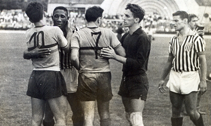 Na imagem, Djalma Santos aparece abraçando Ênio Andrade, o camisa 10 do time adversário. Ao lado, o camisa 7 é Pedrinho, que é cumprimentado por Valdir Joaquim de Moraes. À direita, acompanhando tudo, está Roberto Belangero. Foto: Arquivo de Valdir Joaquim de Moraes