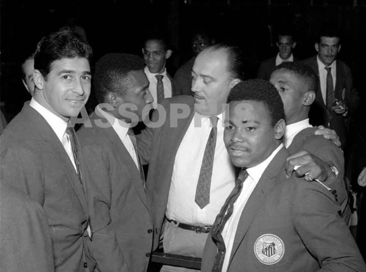 Mauro Ramos, Pelé, o técnico Lula, Coutinho e Dorval (escondido).