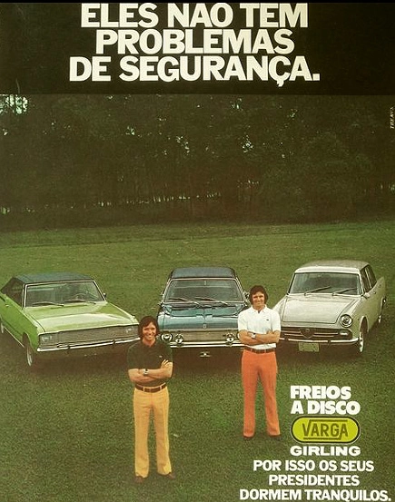 Os irrnãos Emerson e Wilsinho Fittipaldi fazendo propaganda para os Freios Varga em 1971, diante de modelos que utilizavam freios a disco da marca, o Dodge Charger/RT, o Opala de Luxo e o FNM 2150. Foto: Reprodução