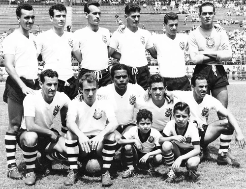 Neste Corinthians: Alan, Homero, Clóvis Nori, Valmir, Roberto Belangero e Gylmar. Agachados: Cláudio, Luizinho, Baltazar, Gatão e Nonô