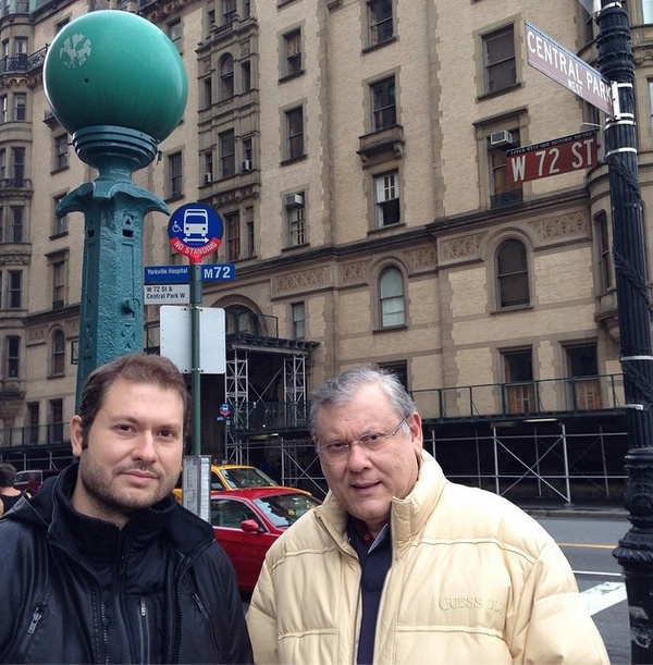 Fábio Lucas Neves e Milton em frente ao edifício Dakota, no Central Park, local onde John Lennon foi assassinado. No dia da foto, em dezembro de 2014, quatro apartamentos estavam à venda no prédio: cada um por 30 milhões de dólares
