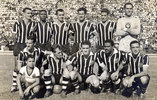 Forte Corinthians dos anos 50. Em pé: Idário, Julião, Alan, Olavo, Roberto Belangero e Gylmar dos Santos Neves. Agachados: Cláudio, Luizinho, Paulo, Baltazar e Jansen