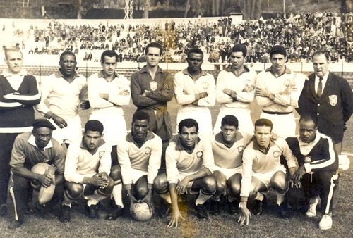  Em pé temos o técnico Aymoré Moreira, Djalma Santos, Zito, Gilmar, Zózimo, Nilton Santos e Mauro; agachados estão Garrincha, Didi, Vavá, Amarildo e Zagallo