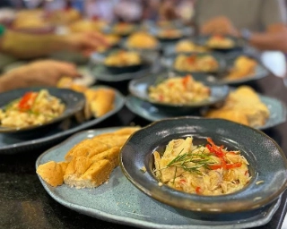 Preparado com bacalhau em lascas fritas no azeite, cebola-roxa, cebola-branca, alho fatiado e pimenta dedo-de-moça, o petisco é servido com fatias de pão português. Foto: Divulgação
