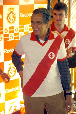 Em junho de 2008, o Inter lançou uma camisa retrô, inspirada no uniforme dos anos 50, e chamou Larry para o evento. 

