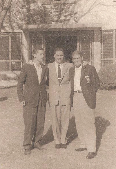 Durante o Campeonato Pan-Americano de Futebol em 1956, na Cidade do México. O Brasil foi representado por jogadores do Internacional e Grêmio e conquistou o bicampeonato. Na foto, Valdir Joaquim de Moraes, o cantor chileno Lucho Gatica e o massagista Biscardi. Foto: arquivo pessoal de Valdir Joaquim de Moraes