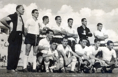 Corinthians em 1957 em dia de Pacaembu vazio. Em pé estão massagista Davidson, Cássio, Oreco, Idário, Olavo, Gilmar e Roberto Belangero; agachados vemos Cláudio, Luizinho, Paulo Pedra, Beni e Boquita